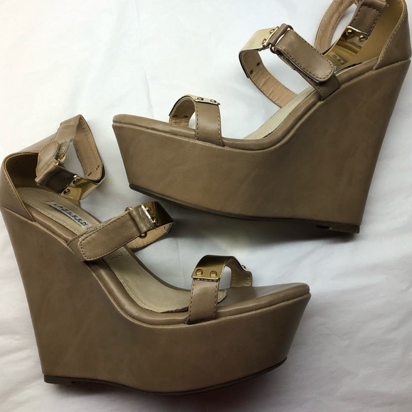 KAYLEEN By Los Angeles Women's size 10 taupe/beige with gold plates 5” Wedges - Picture 2 of 16